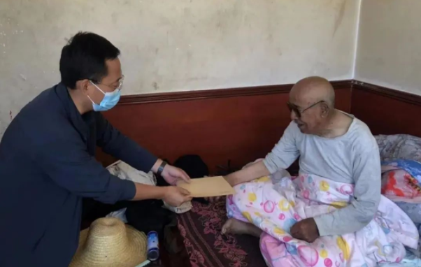 米兰网页版·官方端入口-米兰online(中国)
赴帮扶村对接工作并慰问困难党员(图2)